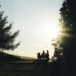 夕日を背にした人々