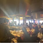 賑やかな食事の風景